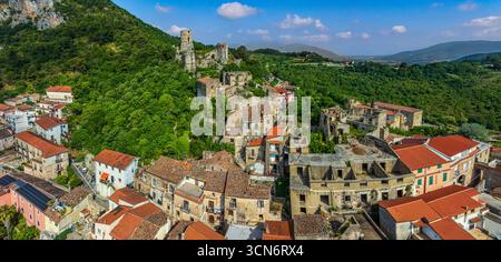 Vue aérienne montrant le village historique de Pietravairano niché sur une pente de montagne verdoyante avec une architecture traditionnelle et un vieux château. Banque D'Images