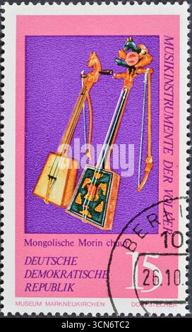 Timbre-poste oblitéré imprimé par la République démocratique allemande, qui montre Morin Chur mongol (violon de cheval), vers 1971. Banque D'Images