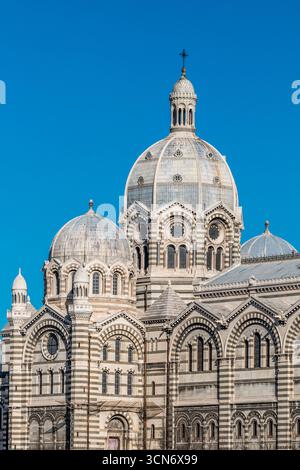 France - Marseille - Cathédrale la Major - dômes rayés s'élevant contre un ciel impeccable, rythmes byzantins romans sculptés dans la pierre pâle Banque D'Images
