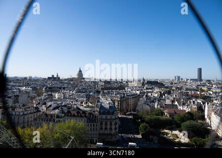 Paris, France. 19 septembre 2025. Vue de Paris et du Panthéon lors d’une visite à la cathédrale notre-Dame de Paris pour la cérémonie d’inauguration du nouveau parcours des tours de la cathédrale structures gothiques détruites suite à l’incendie d’avril 2019, dans le cadre de la 42e édition des Journées européennes du patrimoine à Paris, France, le 19 septembre 2025. Photo de Jeanne Accorsini/Pool/ABACAPRESS.COM crédit : Abaca Press/Alamy Live News Banque D'Images
