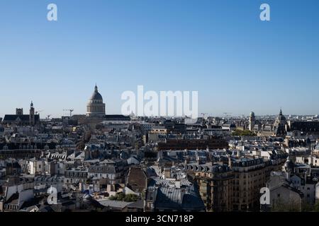 Paris, France. 19 septembre 2025. Vue de Paris et du Panthéon lors d’une visite à la cathédrale notre-Dame de Paris pour la cérémonie d’inauguration du nouveau parcours des tours de la cathédrale structures gothiques détruites suite à l’incendie d’avril 2019, dans le cadre de la 42e édition des Journées européennes du patrimoine à Paris, France, le 19 septembre 2025. Photo de Jeanne Accorsini/Pool/ABACAPRESS.COM crédit : Abaca Press/Alamy Live News Banque D'Images