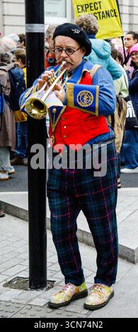 Londres, Royaume-Uni. 17 septembre 2025. Les manifestants anti-Trump font une déclaration dans les rues de Londres pour protester contre la visite d'État de Donald Trump au Royaume-Uni Banque D'Images