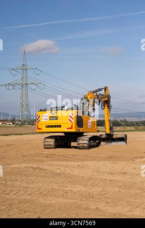 Einbeck, Allemagne. 19 septembre 2025. Une excavatrice se trouve sur un chantier de construction 'TransnetBW' près de Strodthagen dans le district de Northeim au début du projet de construction 'SuedLink' dans le sud de la basse-Saxe. Dans les mois à venir, les câbles de courant continu seront posés sur environ 100 kilomètres entre Elze et Friedland. La construction de SuedLink est l'un des plus grands projets d'infrastructure de la transition énergétique. Crédit : Michael Matthey/dpa/Alamy Live News Banque D'Images