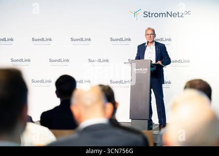 Einbeck, Allemagne. 19 septembre 2025. Werner Götz, PDG de TransnetBW, intervient lors du début officiel de la construction de SuedLink dans le sud de la basse-Saxe. Dans les mois à venir, les câbles de courant continu seront posés sur environ 100 kilomètres entre Elze et Friedland. La construction de SuedLink est l'un des plus grands projets d'infrastructure de la transition énergétique. Crédit : Michael Matthey/dpa/Alamy Live News Banque D'Images