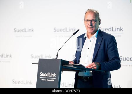 Einbeck, Allemagne. 19 septembre 2025. Werner Götz, PDG de TransnetBW, intervient lors du début officiel de la construction de SuedLink dans le sud de la basse-Saxe. Dans les mois à venir, les câbles de courant continu seront posés sur environ 100 kilomètres entre Elze et Friedland. La construction de SuedLink est l'un des plus grands projets d'infrastructure de la transition énergétique. Crédit : Michael Matthey/dpa/Alamy Live News Banque D'Images