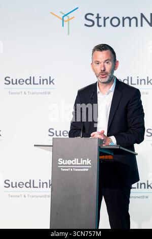 Einbeck, Allemagne. 19 septembre 2025. Tim Meyerjürgens, PDG de 'TenneT', intervient lors de la cérémonie de début de la construction de 'SuedLink' dans le sud de la basse-Saxe. Dans les mois à venir, les câbles de courant continu seront posés sur environ 100 kilomètres entre Elze et Friedland. La construction de SuedLink est l'un des plus grands projets d'infrastructure de la transition énergétique. Crédit : Michael Matthey/dpa/Alamy Live News Banque D'Images