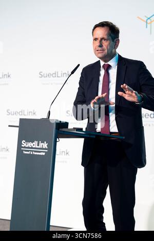 Einbeck, Allemagne. 19 septembre 2025. OLAF Lies (SPD), ministre-président de la basse-Saxe, prend la parole lors de la cérémonie de début de la construction de "SuedLink" dans le sud de la basse-Saxe. Dans les mois à venir, les câbles de courant continu seront posés sur environ 100 kilomètres entre Elze et Friedland. La construction de SuedLink est l'un des plus grands projets d'infrastructure de la transition énergétique. Crédit : Michael Matthey/dpa/Alamy Live News Banque D'Images