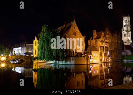 Pont historique Nepomucenus et canal Rozenhoedkaai nuit.réflexions nocturnes sur le canal Rozenhoedkaai et le pont Nepomucenus à Bruges, Belgique. Banque D'Images