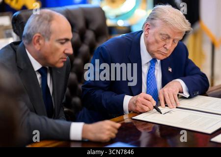 Le président Donald J. Trump signe la déclaration conjointe trilatérale aux côtés du premier ministre arménien Nikol Pashinyan lors d’un sommet à la Maison Blanche à Washington, DC, le 8 août 2025. Image reproduite avec l'aimable autorisation de la Maison Blanche. Banque D'Images