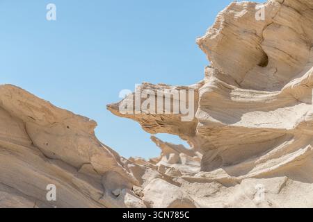 Eau - Abu Dhabi - Al Wathba Fossil Dunes - rubans et ailettes de grès sculptés par le vent courbent vers le ciel, formes fragiles de carbonate de calcium gravées par le temps et Banque D'Images