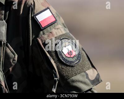 Un soldat d'infanterie polonais des Forces de défense territoriale pose lors de la journée médiatique Iron Defender 25 le 18 septembre 2025 à Nowa Deba, en Pologne. L'exercice Iron Defender 25 est l'événement d'entraînement le plus important et le plus important prévu par et pour les forces armées polonaises en 2025. Il s'agit d'une série d'exercices défensifs menés sur terre, dans les airs et sur l'eau par les forces terrestres, aériennes, navales, spéciales et territoriales de défense. Trente mille soldats et 600 pièces d'équipement des forces armées polonaises et des alliés de l'OTAN y participent. (Photo de Dominika Zarzycka/Sipa US Banque D'Images
