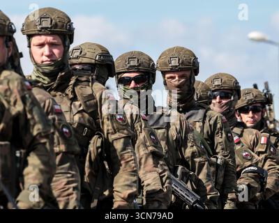 Des soldats d'infanterie polonais des Forces de défense territoriale s'entraînent au tir réel pour une attaque surprise lors de la journée médiatique Iron Defender 25 le 18 septembre 2025 à Nowa Deba, en Pologne. L'exercice Iron Defender 25 est l'événement d'entraînement le plus important et le plus important prévu par et pour les forces armées polonaises en 2025. Il s'agit d'une série d'exercices défensifs menés sur terre, dans les airs et sur l'eau par les forces terrestres, aériennes, navales, spéciales et territoriales de défense. Trente mille soldats et 600 pièces d'équipement des forces armées polonaises et des alliés de l'OTAN y participent. (Pho Banque D'Images