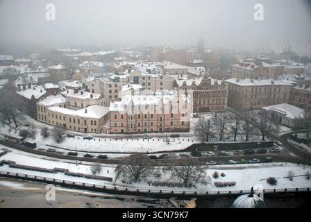 Vyborg, Russie - 02 janvier 2013 - vue aérienne hivernale du paysage urbain historique avec des bâtiments enneigés dans une atmosphère brumeuse. Banque D'Images