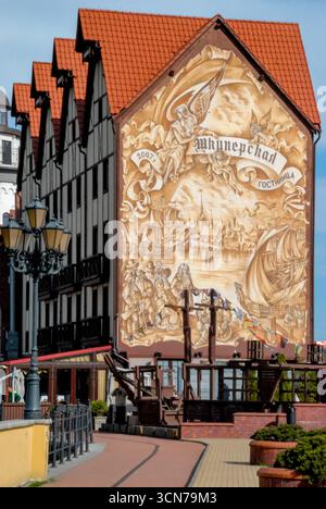 Kaliningrad, Russie - 01 mai 2013 - bâtiment médiéval avec murale à kaliningrad par une journée ensoleillée. Banque D'Images