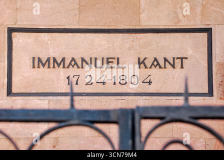 Kaliningrad, Russie - 01 mai 2013 - plaque commémorative Emmanuel kant sur un mur de pierre historique. Banque D'Images