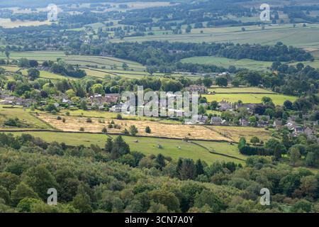 Vue sur le village de Curbar dans la vallée de Derwent, Derbyshire, Angleterre. Banque D'Images