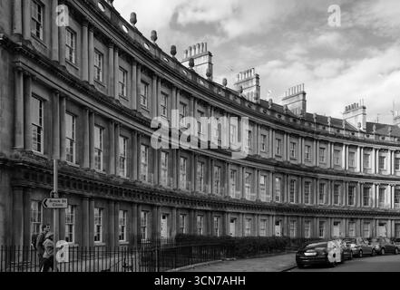 Image en noir et blanc du cirque à Bath, Somerset, Angleterre. Ce croissant géorgien historique, conçu par l'architecte John Wood l'ancien Banque D'Images