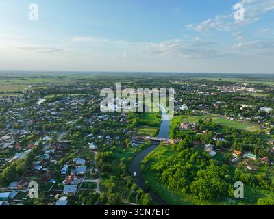 Une large vue aérienne de la ville de Souzdal, montrant la rivière Kamenka serpentant à travers la zone urbaine et les monastères historiques. Banque D'Images