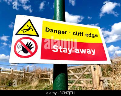 Un panneau d'avertissement d'érosion côtière sur une falaise dans le North Yorkshire, Angleterre, U,K. Banque D'Images