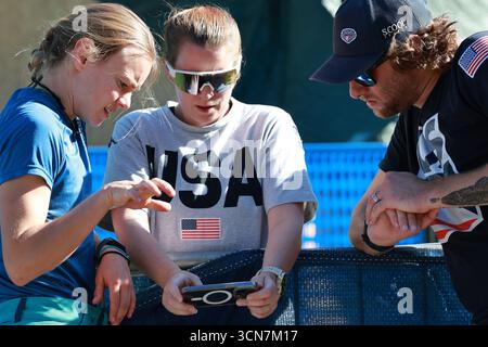 19 septembre 2025 ; Val di Fiemme, Italie ; Grand Prix d'été de saut à ski FIS 2025 avant les Jeux Olympiques d'hiver Milano Cortina 2026, épreuve féminine ; Annika Belshaw (USA) avec son équipe Banque D'Images
