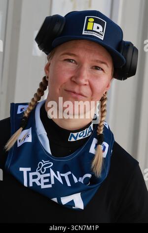 19 septembre 2025 ; Val di Fiemme, Italie ; Grand Prix d'été de saut à ski FIS 2025 avant les Jeux Olympiques d'hiver de Milan Cortina 2026, épreuve féminine ; en action Julia Kykkaenen (fin) Banque D'Images