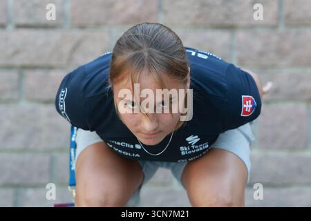 19 septembre 2025 ; Val di Fiemme, Italie ; Grand Prix d'été de saut à ski FIS 2025 avant les Jeux Olympiques d'hiver de Milan Cortina 2026, épreuve féminine ; Kira Kapustikova (SVK) se réchauffe Banque D'Images