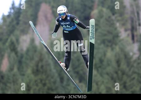 19 septembre 2025 ; Val di Fiemme, Italie ; Grand Prix d'été de saut à ski FIS 2025 avant les Jeux Olympiques d'hiver de Milan Cortina 2026, épreuve féminine ; en action Tinkara Komar (SLO) Banque D'Images