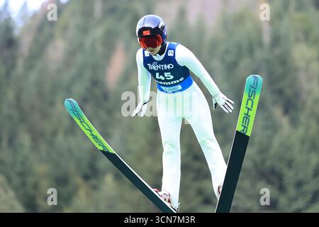 19 septembre 2025 ; Val di Fiemme, Italie ; Grand Prix d'été de saut à ski FIS 2025 avant les Jeux Olympiques d'hiver de Milan Cortina 2026, épreuve féminine ; en action Qi Liu (CHN) Banque D'Images