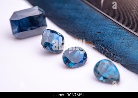 Une pierre bleue est sur un fond blanc. La pierre est bleue et a une forme qui ressemble à une pyramide Banque D'Images