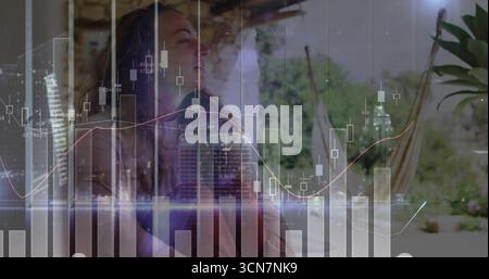 Femme assise dans une chaise d'hamac sur le patio, avec superposition de graphique financier, espace de copie Banque D'Images