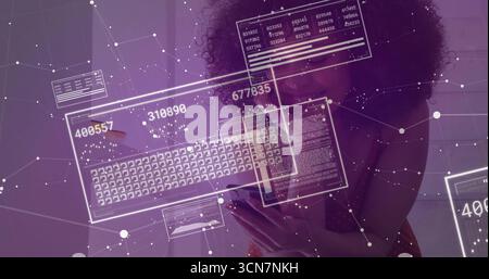 Tenant smartphone, analyste portant une robe orange analysant les panneaux de données dans l'espace de travail, superposition violette Banque D'Images