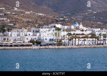 Parikia, Paros, GR - 22 août 2025 : vue générale de la ville de Parikia avec ses bâtiments et ses rues Banque D'Images