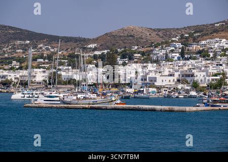 Parikia, Paros, GR - 22 août 2025 : vue générale de la ville de Parikia avec ses bâtiments et ses rues Banque D'Images