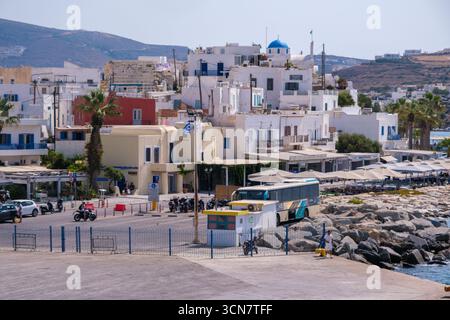 Parikia, Paros, GR - 22 août 2025 : vue générale de la ville de Parikia avec ses bâtiments et ses rues Banque D'Images