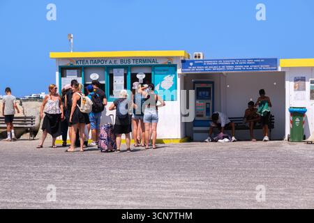Parikia, Paros, GR - 22 août 2025 : les voyageurs achètent des billets à la gare routière de KTEL Banque D'Images