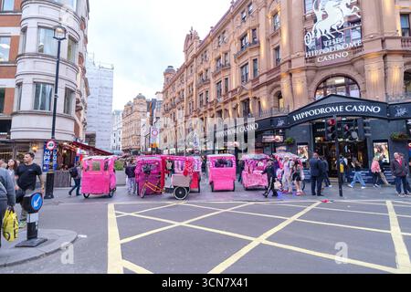 Londres, Royaume-Uni - 25 mai 2025 : vue panoramique de Leicester Square et de nombreux Rikshaw également connu sous le nom de cycle Tuk Tuk à Londres Royaume-Uni Banque D'Images