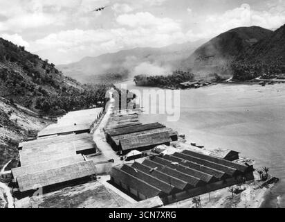 10 octobre 1944 : un bombardier nord-américain B-25 Mitchell de la Cinquième armée de l'air américaine vole vers la zone cible dans la ville japonaise de Gorontalo sur l'île de Celebes (Sulawesi) dans les Indes orientales néerlandaises. L'attaque est centrée sur les entrepôts, réduisant encore les approvisionnements de l'ennemi dans la zone sud-ouest du Pacifique. En septembre 1944, les avions de la Cinquième armée de l'air basés en Nouvelle-Guinée accordent une attention particulière aux Indes orientales néerlandaises, une source majeure de l'approvisionnement en pétrole en baisse constante du Japon. Banque D'Images