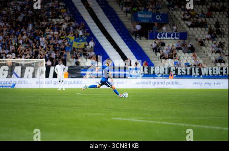 Théo Valls (25 Grenoble) en action lors du match du Championnat de France de deuxième division entre Grenoble et Annecy au stade Alpes de Grenoble (Constance Bugaut/SPP) crédit : SPP Sport photo de presse. /Alamy Live News Banque D'Images
