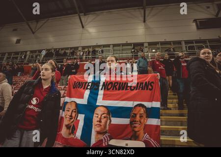 Les joueurs de Manchester United célèbrent leur victoire sur SK Brann en Ligue des champions féminine de l'UEFA le 18 septembre 2025 au Leigh Sports Village Arena Banque D'Images