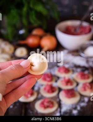 Délicieux boulettes maison remplies de farce de viande savoureuse sur une table de cuisine rustique Banque D'Images