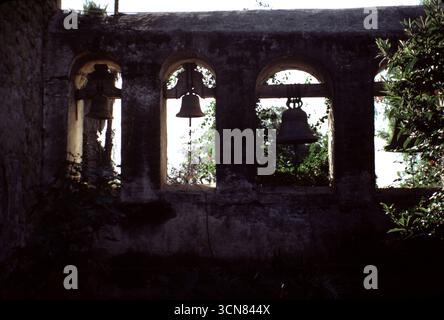 San Juan Capistrano, CA., États-Unis mai 1981. La Grande église en pierre de la mission, composée de pierres naturelles et de briques rouges cuites, a commencé en 1797 et s’est achevée en 1806. Le 8 décembre 1812, un grave tremblement de terre a effondré le toit de l’Église tuant plus de 40 paroissiens. La Grande église de pierre n'a pas été reconstruite et reste telle que vous la voyez aujourd'hui Banque D'Images