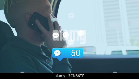 Homme en pull vert parlant sur smartphone dans la voiture, avec 50 bulles de chat, appui-tête, espace de copie Banque D'Images