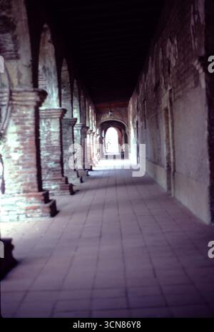 San Juan Capistrano, CA., États-Unis mai 1981. La Grande église en pierre de la mission, composée de pierres naturelles et de briques rouges cuites, a commencé en 1797 et s’est achevée en 1806. Le 8 décembre 1812, un grave tremblement de terre a effondré le toit de l’Église tuant plus de 40 paroissiens. La Grande église de pierre n'a pas été reconstruite et reste telle que vous la voyez aujourd'hui Banque D'Images