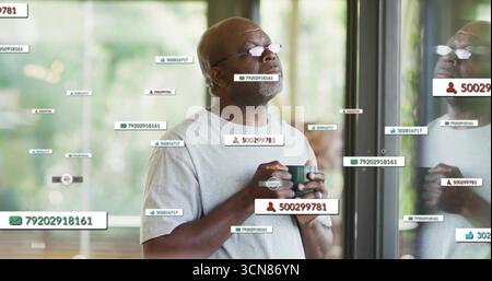 Contempler homme senior portant des lunettes tenant une tasse dans le salon moderne avec des étiquettes de données numériques flottantes Banque D'Images
