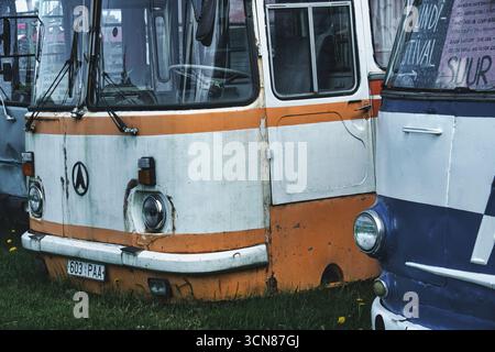 Bus vintage de l'ère soviétique dans Retro Decay Banque D'Images