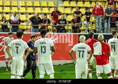Lier, Belgique. 19 septembre 2025. Les joueurs de Rwdm discutent avec les supporters après avoir perdu un match de football entre Lierse SK et RWDM Bruxelles, vendredi 19 septembre 2025 à lier, au jour 6 de la deuxième division 2025-2026 'Challenger Pro League' 1B du championnat belge. BELGA PHOTO DAVID PINTENS crédit : Belga News Agency/Alamy Live News Banque D'Images