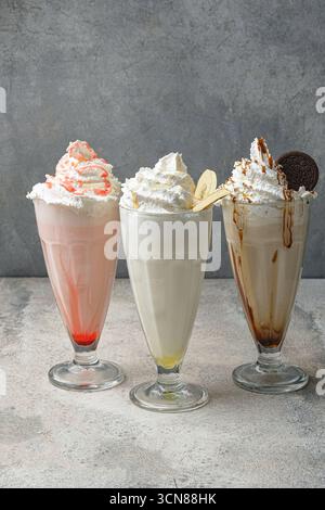 Dégustez de délicieux milk-shakes servis dans des verres Vintage, généreusement recouverts de crème fouettée Banque D'Images