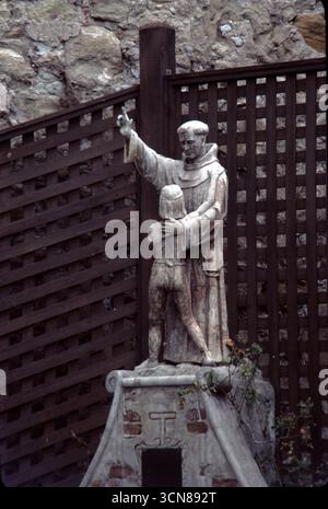 San Juan Capistrano, CA., États-Unis mai 1981. La Grande église en pierre de la mission, composée de pierres naturelles et de briques rouges cuites, a commencé en 1797 et s’est achevée en 1806. Le 8 décembre 1812, un grave tremblement de terre a effondré le toit de l’Église tuant plus de 40 paroissiens. La Grande église de pierre n'a pas été reconstruite et reste telle que vous la voyez aujourd'hui Banque D'Images