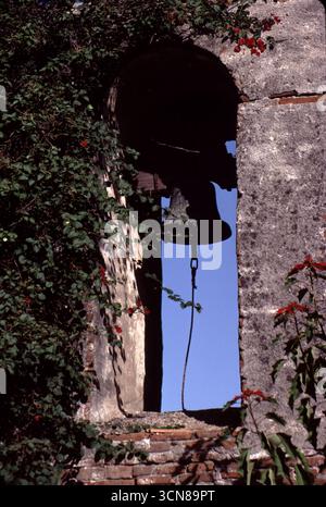 San Juan Capistrano, CA., États-Unis mai 1981. La Grande église en pierre de la mission, composée de pierres naturelles et de briques rouges cuites, a commencé en 1797 et s’est achevée en 1806. Le 8 décembre 1812, un grave tremblement de terre a effondré le toit de l’Église tuant plus de 40 paroissiens. La Grande église de pierre n'a pas été reconstruite et reste telle que vous la voyez aujourd'hui Banque D'Images