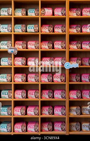 Comur Sardinen und andere Fischprodukte in dosen, Beliebtes souvenir aus Portugal, Flagship Store, in Farm, Algarve, Portugal Faro *** Comur sardines et autres produits de poisson en conserve, souvenir populaire du Portugal, magasin phare, in Farm, Algarve, Portugal Faro Banque D'Images